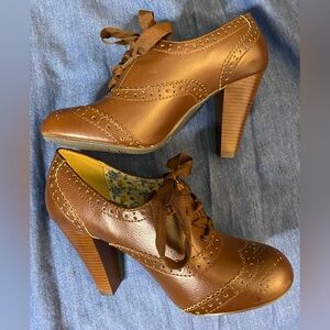 American Eagle Vintage Style Brown Librarian Oxford Lace Up Heels